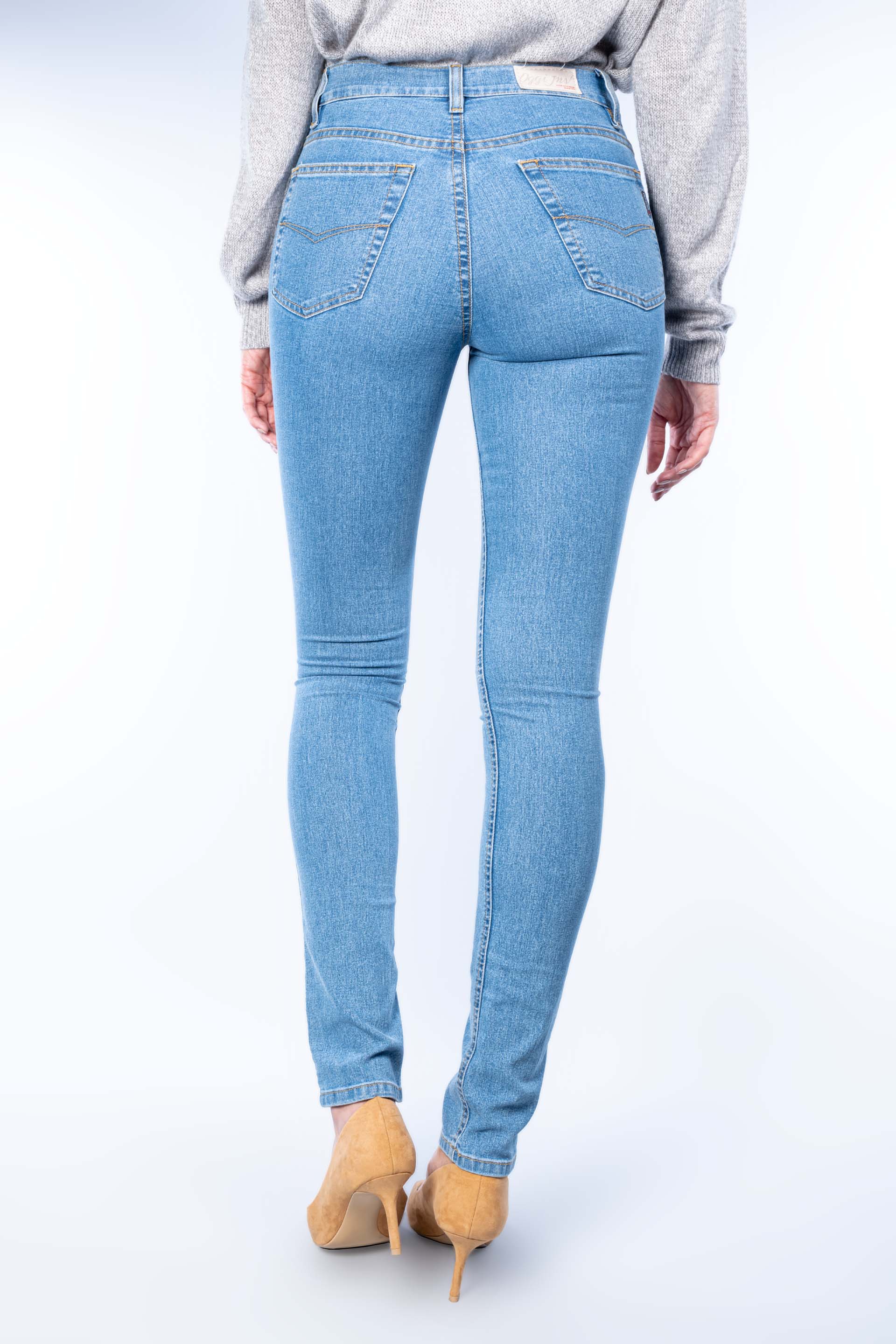 Pantalones de mujer azul claro Disponible $750