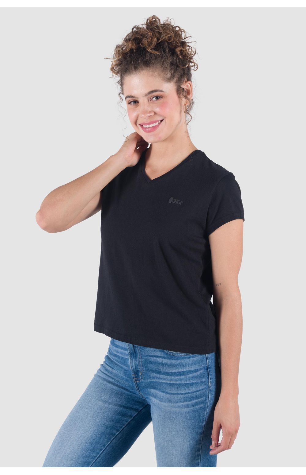 Playera Básica Oggi Mujer Chifón Negra 83102 Regular