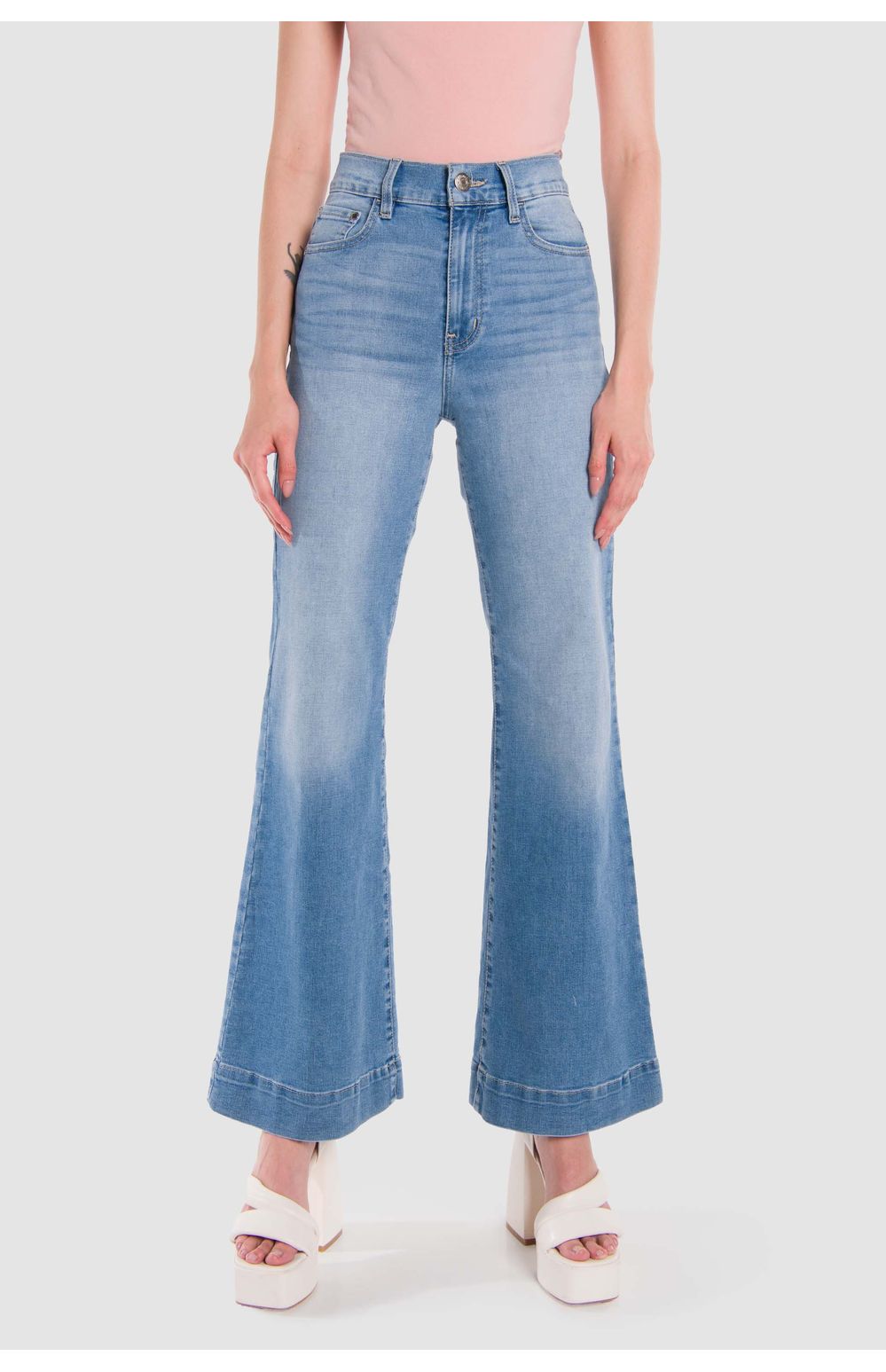 Jeans Oggi Mujer Mezclilla Azul Claro Nikol 2312135 Súper Acampanado